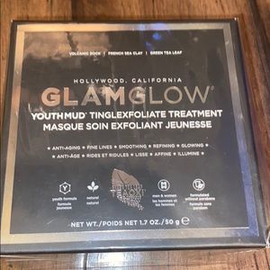 GLAMGLOW YouthMud tinglexfoliate treatment